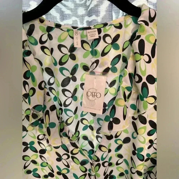 Green and white CATO blouse. NWT 18/20W - Picture 2 of 5